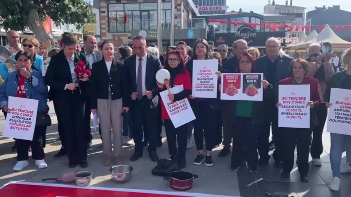 Yoksulluk protestosunda boş tencerelerle sokağa çıkıldı