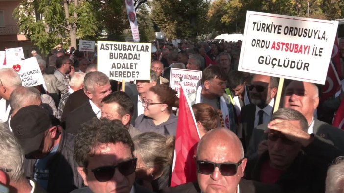 Astsubaylar yürüyüş yapmak istedi, polis engel koydu