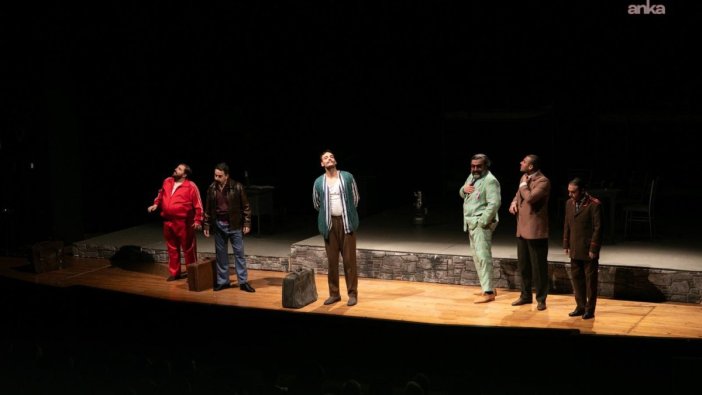 İzmir Tiyatroları yeni sahnesinde sezonu açtı