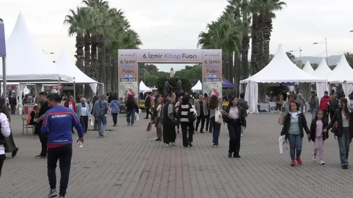 Tugay, İmamoğlu’nun kitabını İzmir’de imzaladı