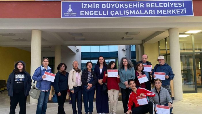 İzmir'de engellilere özel sanat atölyesi büyük ilgi gördü