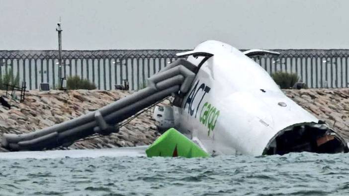 Kargo uçağı pistten çıkıp denizde sürüklendi!