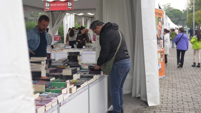 Yağmura Rağmen İzmir Kitap Fuarı'na Yoğun İlgi