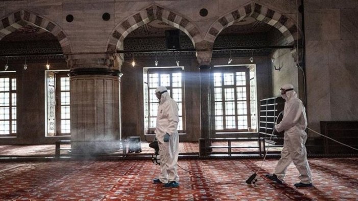 İstanbul'da cuma namazıyla ibadete açılacak camiler dezenfekte ediliyor