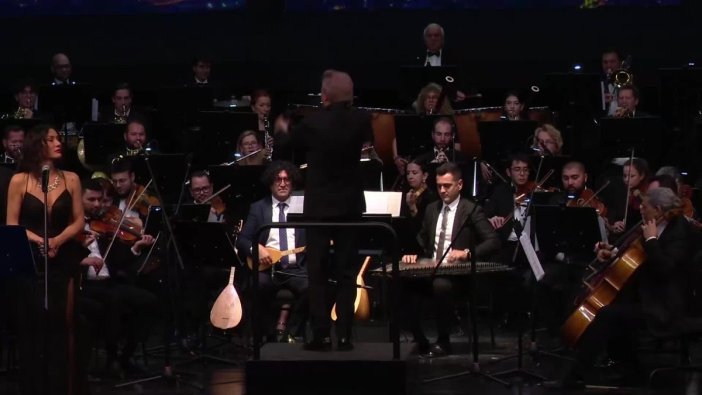 Özgür Özel, Livaneli'nin Senfonik Performansında Coştu