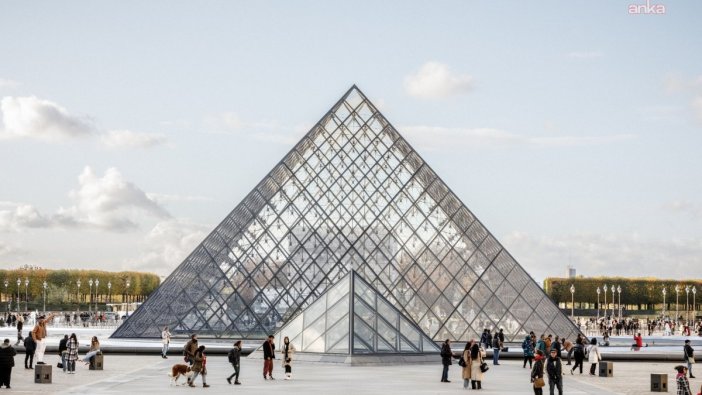 Louvre Müzesi soygunun ardından kapılarını açtı