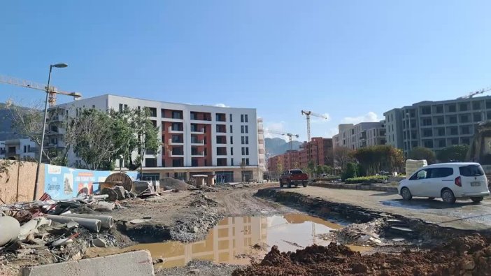 Hatay'da su altında kalan Atatürk Caddesi'ndeki tahliye çalışmaları devam ediyor