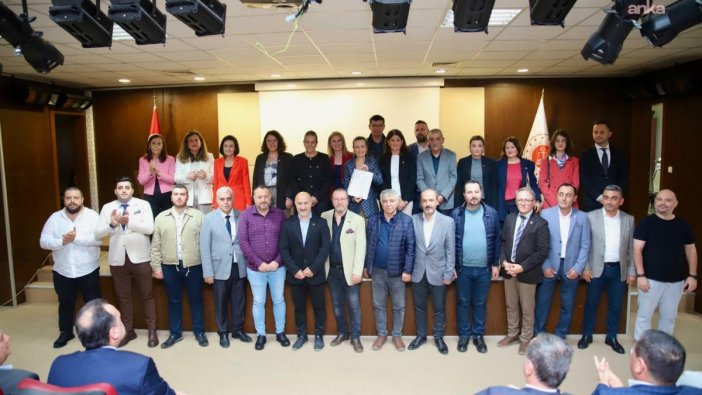 İlksen Özalper, CHP'deki yeni dönemine mazbatasını alarak başladı