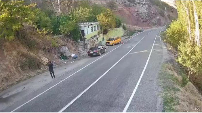 Tunceli-Erzincan karayolunda dev kaya düştü, kaza olmaktan son anda kurtuldu
