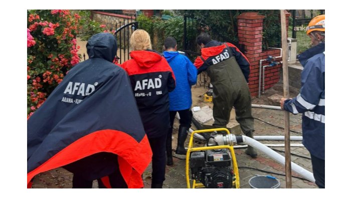 Foça'da sel felaketi: Bir kişi kayboldu, AFAD hızlı müdahale ediyor