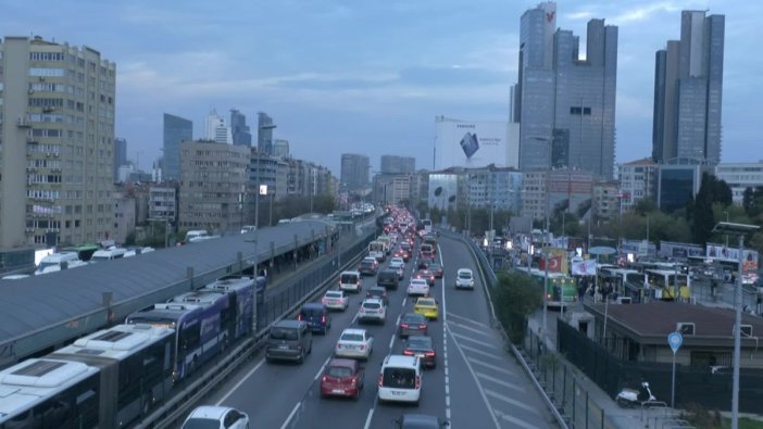 Fırtına geliyor, okullar kapılarını kapatıyor: İstanbul'da trafik yüzde 87
