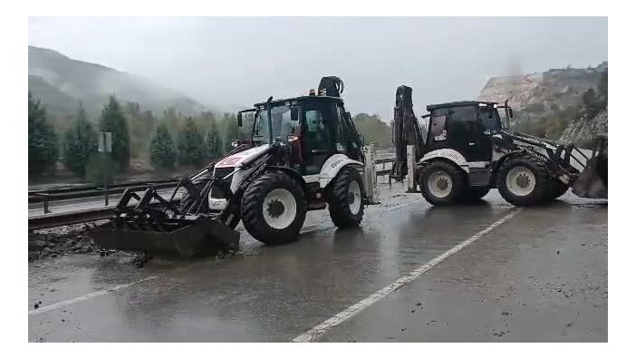 Bilecik’te sel yağışı yolları kapadı