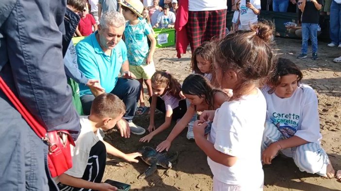 İztuzu'nda 10 kaplumbağa ve 5 yavru denize döküldü