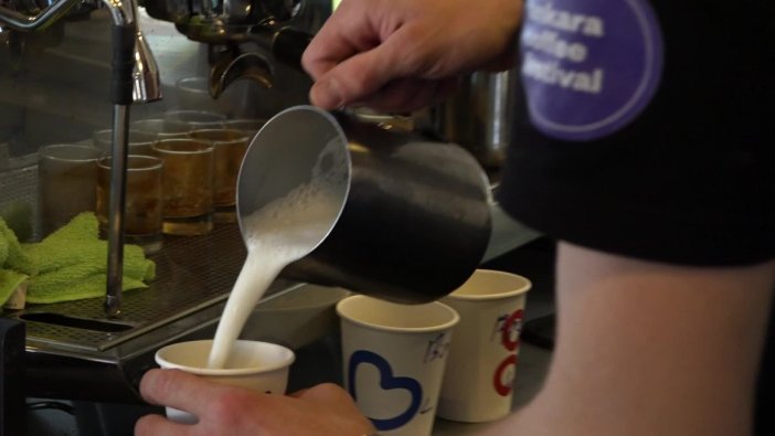 Balıkesir Kitap Fuarı'nda kahve ve süt ikram ediliyor