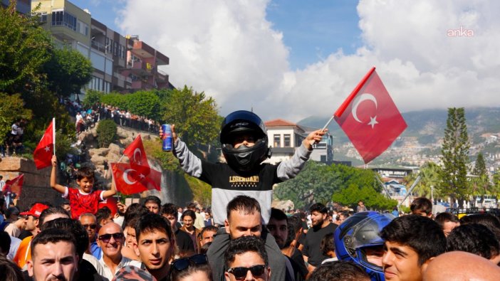 Dünya şampiyonu Razgatlıoğlu, Alanya'da coşku seliyle karşılandı