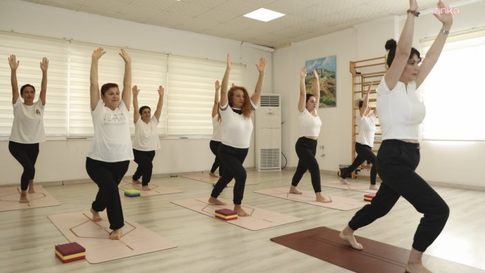 Mersin'de meme kanseri için yoga seansı