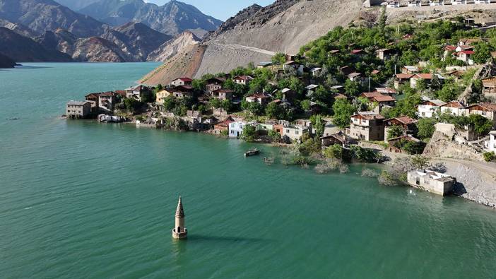 Sular çekildi! Baraja gömülen camiyi kanoyla gezdi