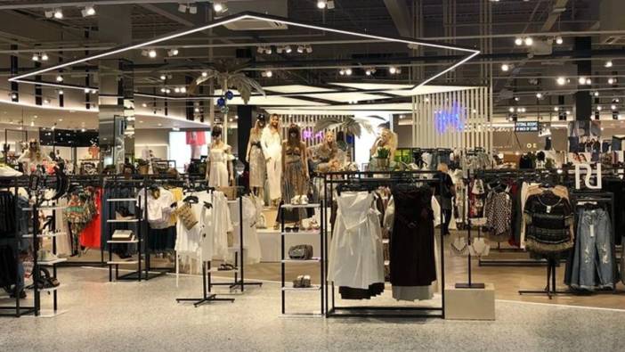 İngiltere'nin köklü giyim markasından flaş hamle: 5 bin 500 çalışan kara kara düşünüyor... 11 mağazasını kapattı