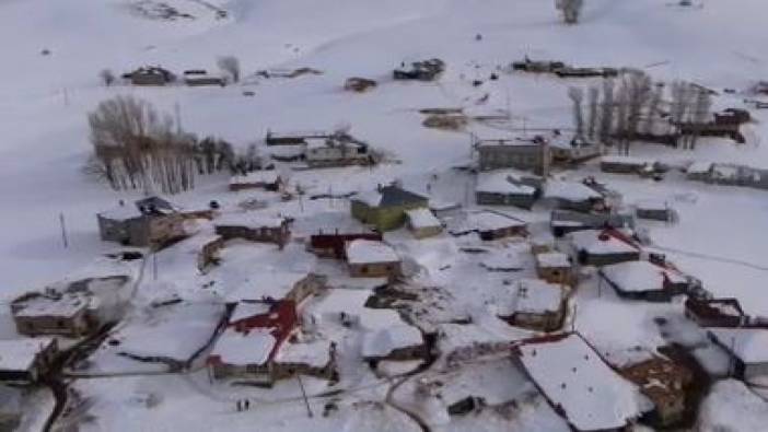 Van'da kar ve soğuk havada vatandaşların zorlu mesaisi sürüyor