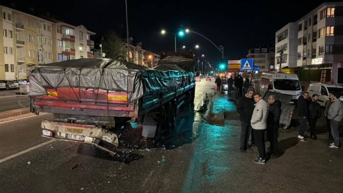 Eskişehir'de Kaza: Otomobil Tıra Arkadan Çarptı