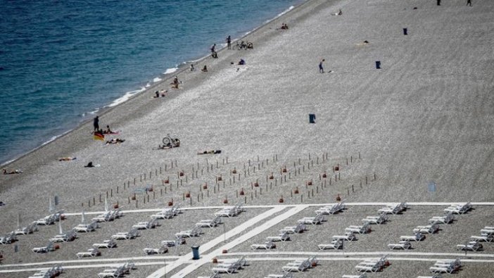 Dünyaca ünlü Konyaaltı Sahili'nde titiz çalışma