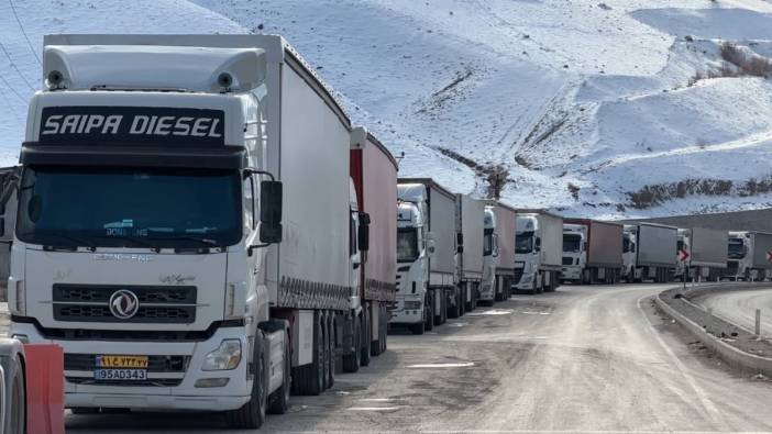 Esendere Gümrük Kapısı'nda 2 Kilometrelik Tır Kuyruğu: Ekonomik Etkiler