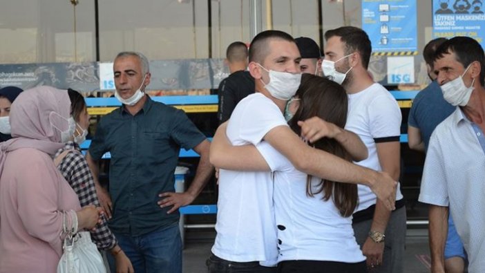 Havalimanından asker uğurlamalarında sosyal mesafe kuralı uyarısı yapıldı