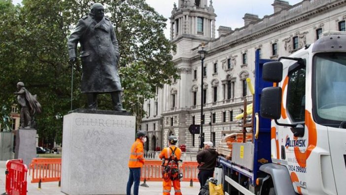 İngiltere'de heykel krizi büyüyor