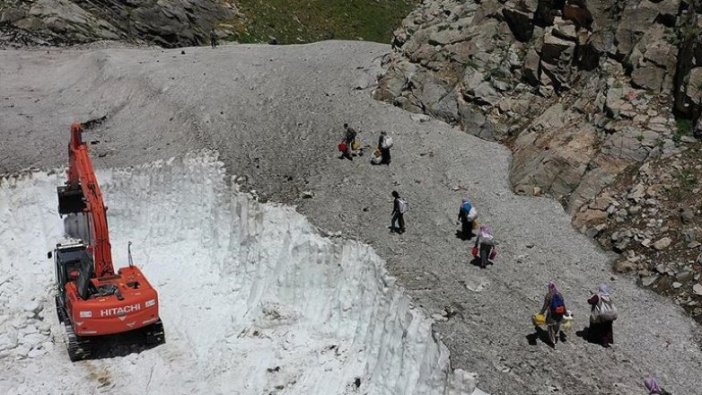 Van'da 10 metre kar bulunan yayla yolları açılıyor