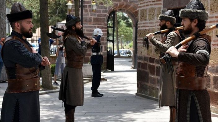 Ertuğrul Gazi Türbesi'ndeki 'Saygı Nöbeti' yeniden başladı