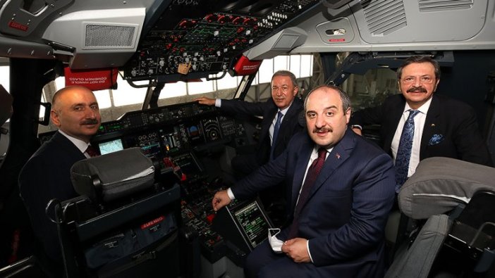 'Uçan kale'nin kokpitinde üç bakan