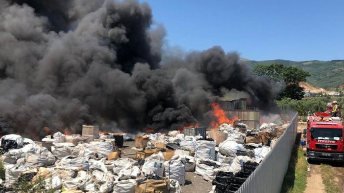 Bursa'da yangın çıkan geri dönüşüm tesisi kullanılamaz hale geldi