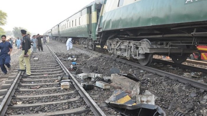Pakistan'da tren otobüse çarptı: 19 ölü, 8 yaralı