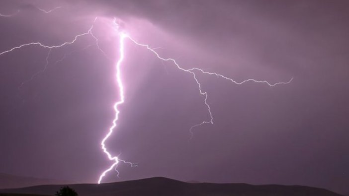 Hindistan'da yıldırım isabet eden 20 kişi öldü