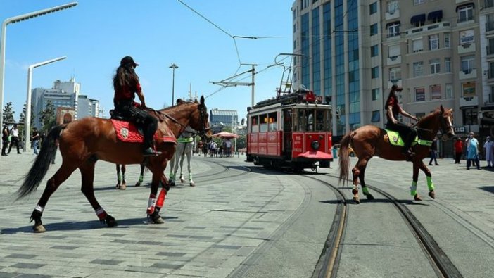 Atlı polislerden Taksim'de denetim