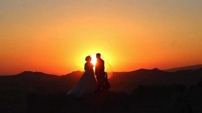 Kapadokya'da gün batımında peribacaları fotoğraf tutkunlarına dekor oluyor