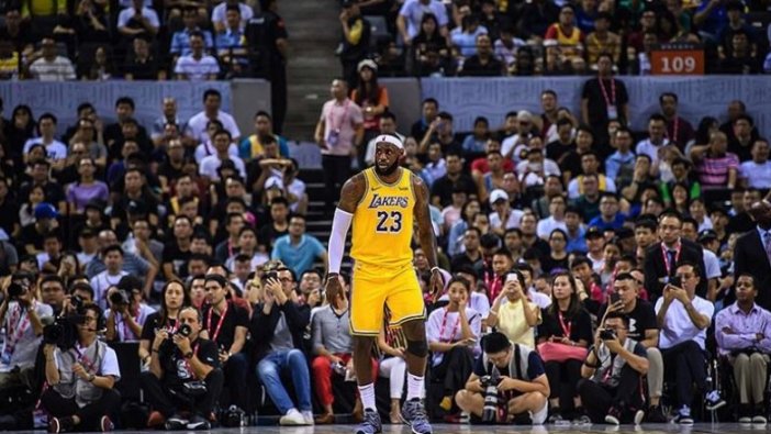 LeBron James'in oyuncu kartı rekor bedelle satıldı