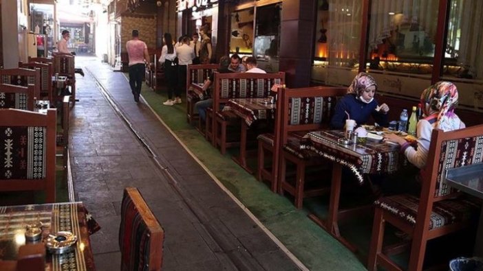 Lokanta, kafe ve kıraathane gibi iş yerlerinin çalışma saatlerine yönelik kısıtlama kaldırıldı
