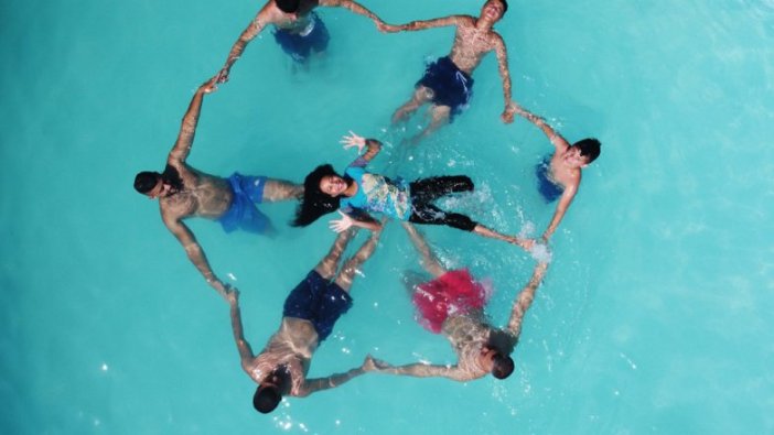 Kağıt toplayan çocuğun havuz sevinci