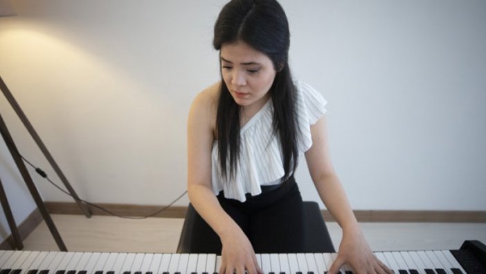 Müzik yeteneğiyle yüzlerce çocuğa umut aşılıyor