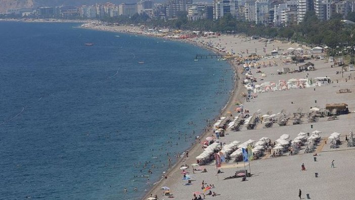 Antalya ve Muğla'da sahillerde yoğunluk yaşanıyor