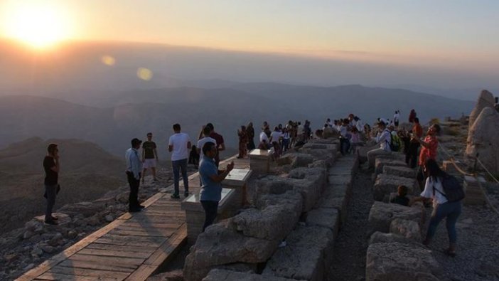 Nemrut manzarasıyla ziyaretçilerini büyülüyor