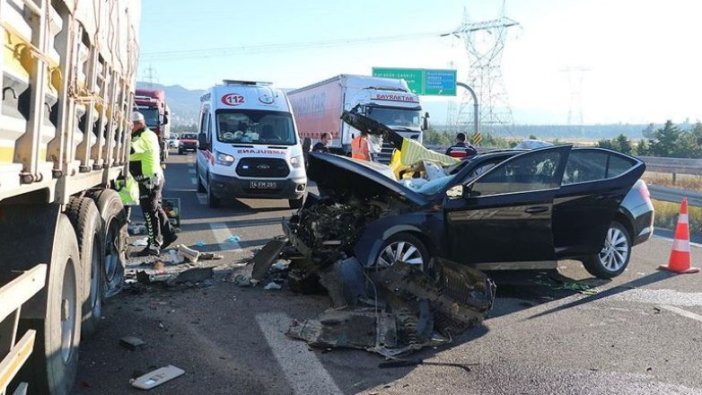 Bolu'da otomobil tıra arkadan çarptı: 3 ölü, 1 yaralı