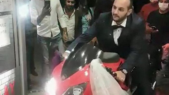 Damat düğün salonuna motosikletle girdi