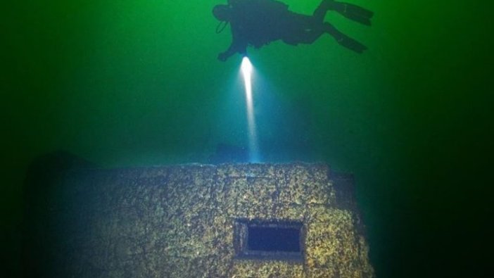 Depremi unutturmamak için 'batık şehri' görüntüledi