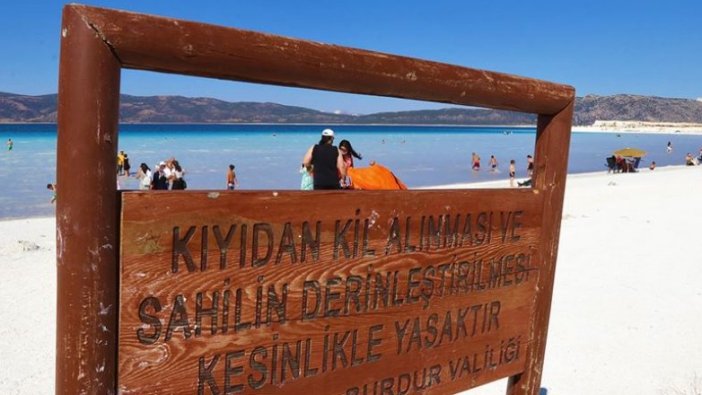 Salda Gölü'nden kil alanlara 392 lira ceza uygulanıyor