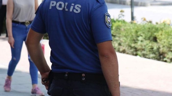 Kadıköy'de Kovid-19 denetimleri sırasında bir kadını gözaltına almaya çalışan polisler görevden uzaklaştırıldı