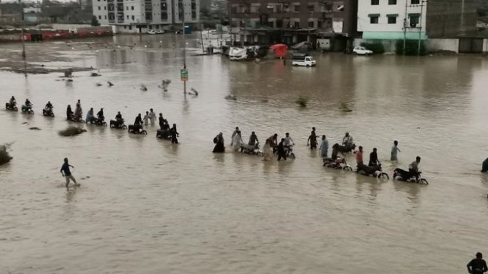 Pakistan’da seller nedeniyle 90 kişi hayatını kaybetti