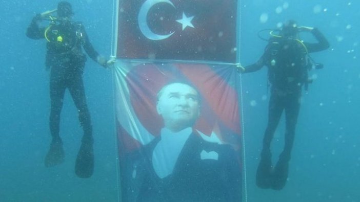 Jandarma SAK timi 30 Ağustos Zafer Bayramı'nı su altında kutladı