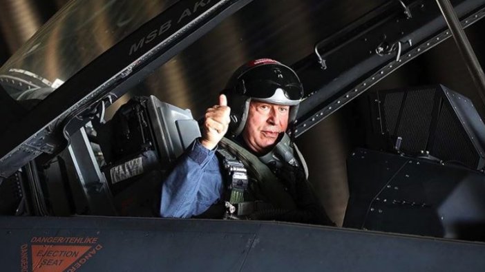 Bakan Akar Ege'nin kuzeyine özel uçuş yaptı